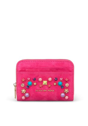 Cartera de ante rosa brillante decorada con tachuelas y cuentas multicolores y el logo "Alma en Pena" en tono dorado en la parte frontal.