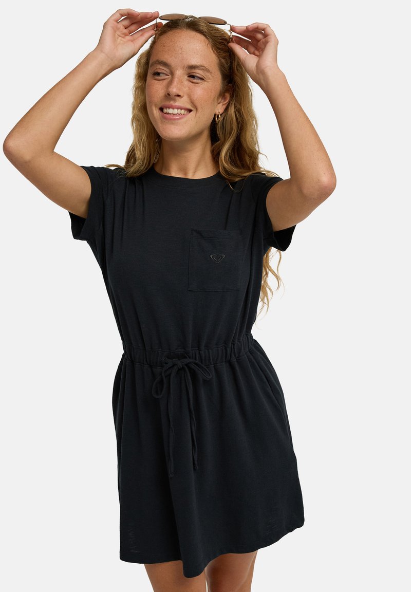 Robe noire à manches courtes avec une coupe décontractée, taille à cordon de serrage et poche avant ; fabriquée en matériau doux avec un design simple et minimaliste.