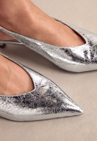 Next STANDARD/WIDE FIT - FOREVER COMFORT POINT TOE LOW KITTEN  - Escarpins - metallic grey