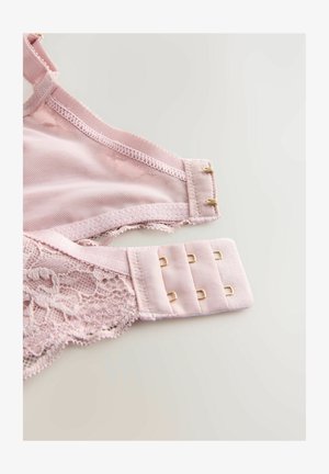 Gaiši rozā krūšturis ar mežģīņu maliņu un tīkliņu audumu. Aprīkots ar āķa un acu aizdari zelta akcents un regulējamām siksniņām. Mīksta tekstūra visā izstrādājumā.