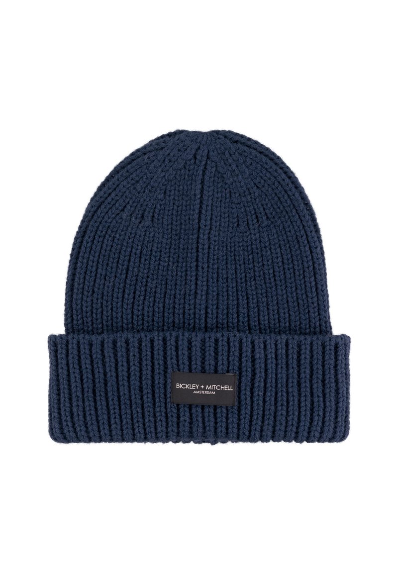 Donkerblauwe gebreide muts met een geribbelde textuur en een omgeslagen boord. Voorzien van een zwart label met de opdruk "BICKLEY + MITCHELL" aan de voorkant.