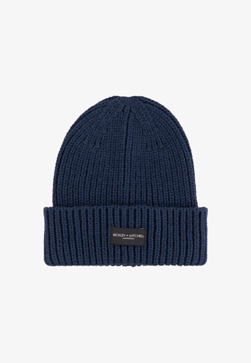 Donkerblauwe gebreide muts met een geribbelde textuur en een omgeslagen boord. Voorzien van een zwart label met de opdruk "BICKLEY + MITCHELL" aan de voorkant.