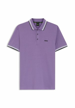 Lila pikétröja i bomull med en treknappsknäppning, kontrasterande krage och ärmar med vita och svarta ränder samt en logotyp.