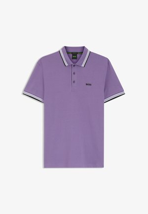 Lilla poloshirt lavet af bomuld, med en tre-knaps klap, kontrasterende hvid og sortstribet krave og ærmer, med et logo.