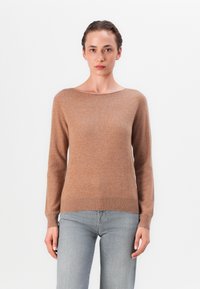 Brązowy sweter dzianinowy z szerokim dekoltem, długimi rękawami i ściągaczami. Miękka tekstura, dopasowany krój i bezszwowy dół.