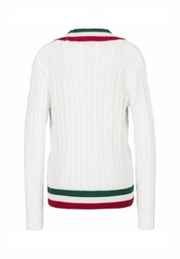Weißer Kabelstrickpullover mit grünen und roten gestreiften Akzenten am Kragen und Saum. Langärmlig mit gerippten Bündchen.