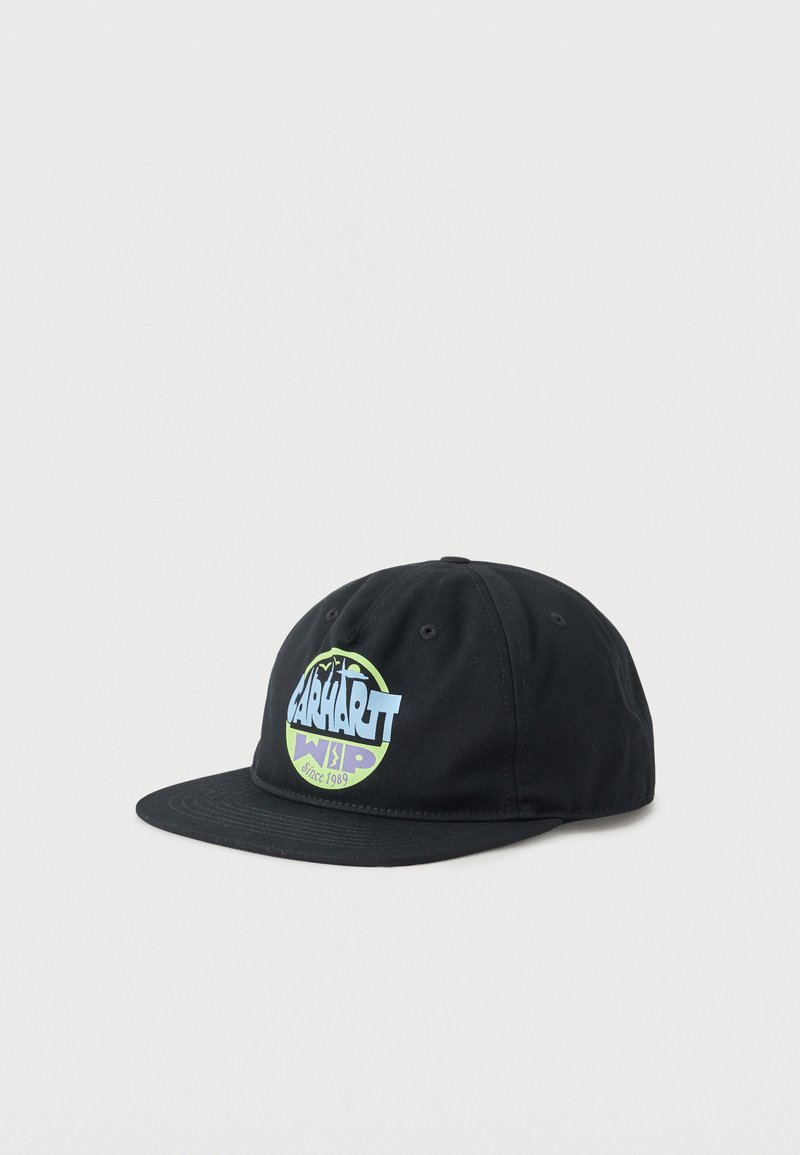 Gorra de béisbol negra Carhartt con visera plana que presenta un logo circular colorido y el texto "Since 1989" en el panel frontal.