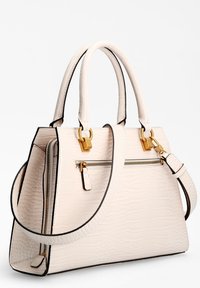 Kremfarvet taske med krokodillepræg, guldfarvede beslag, to håndtag, aftagelig skulderrem og lynlåslomme foran.