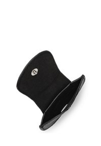 Portafoglio in pelle nera con un esterno testurizzato e un interno morbido. Presenta una chiusura a scatto e un solo scomparto. Design compatto.