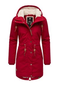 Parka rossa con cappuccio, foderata in pile, con vita regolabile con coulisse e chiusure a scatto/bottone. Presenta dettagli beige e una zip frontale.