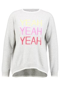 Grauer Pullover mit rundem Ausschnitt, langen Ärmeln und einem asymmetrischen Saum. Fetter Text in Gelb, Pink und Rot mit der Aufschrift "YEAH YEAH YEAH."