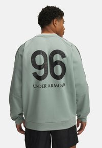 Under Armour 96 TERRACE - Sportinis megztinis - silica green