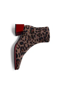 Botín de tacón alto con estampado de leopardo, silueta curvada, tela suave y texturizada, tacón rojo audaz y bordes negros elegantes.