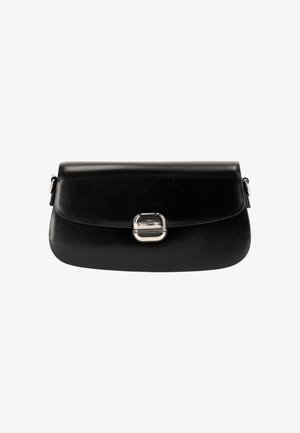 Geantă plic din piele neagră cu finisaj neted, formă rotunjită și o închizătoare dreptunghiulară din metal argintiu pe partea din față.