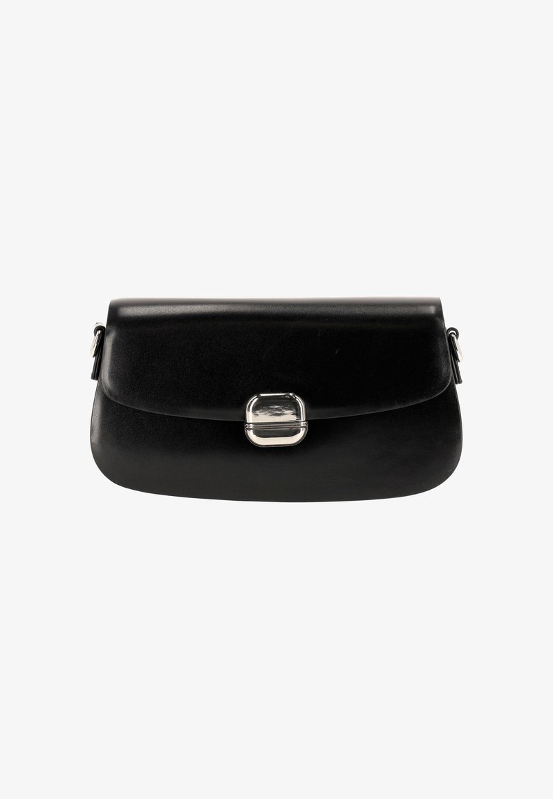Geantă plic din piele neagră cu finisaj neted, formă rotunjită și o închizătoare dreptunghiulară din metal argintiu pe partea din față.