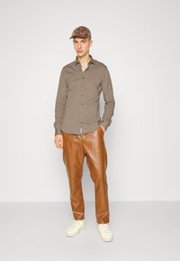 Michael Kors SOLID SLIM SHIRT - Camisa - beige