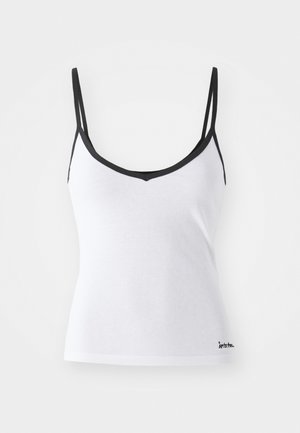 Hvit tanktopp laget av bomull med v-hals, tynne svarte stropper og en liten svart brodert logo ved kanten. Glatt tekstur.