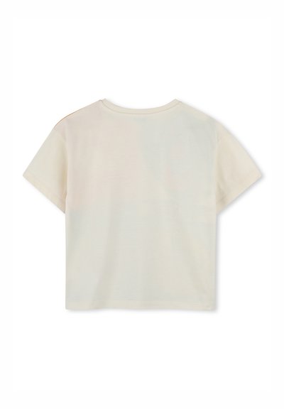T-shirt a maniche corte, di colore crema, in cotone con un collo tondo e una vestibilità rilassata. Presenta una texture liscia e nessun motivo o accento visibile.
