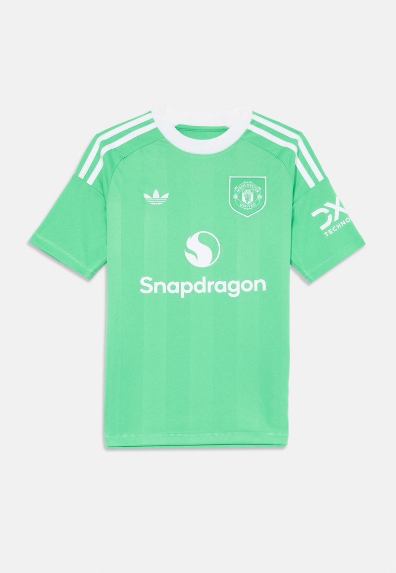 Zelena nogometna majica s bijelim naglascima, kratkim rukavima i dizajnom s tri pruge. Uključuje grb Manchester Uniteda i logo "Snapdragon".