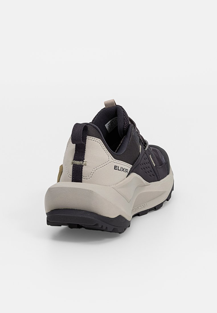 Schwarzer und beiger Wanderschuh mit strukturiertem Obermaterial, verstärktem Absatz und Gummisohle. Verfügt über minimale Markenkennzeichnung und Schnürdesign.