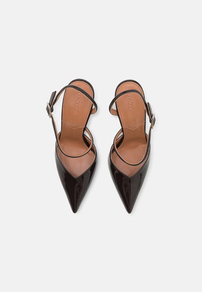 Sorte patentlæder slingback hæle med spidse tæer, brune indlægssåler og tynde ankelremme med en metallisk spænde detaljer.