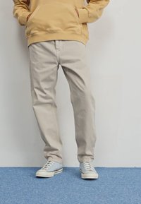 Carhartt WIP NEWEL PANT - Traperice opuštenog kroja - tonic stone dyed