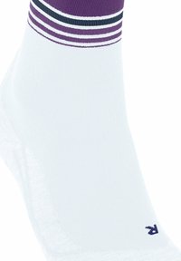 Biała sportowa skarpeta o prążkowanej fakturze, z fioletowym i czarnym paskiem u góry oraz małym granatowym logo z boku.