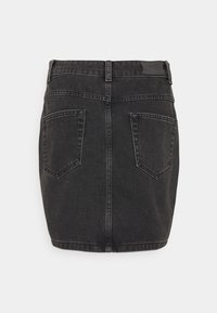 Svart denimkjol med en figurnära silhuett, medellång, två bakfickor, hällor för bälte och kontrasterande sömmar. Slät textur.