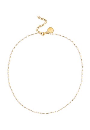 Delicado collar de cadena dorada con pequeñas cuentas blancas, cierre de langosta y cadena extensible ajustable con un charm redondo con marca.