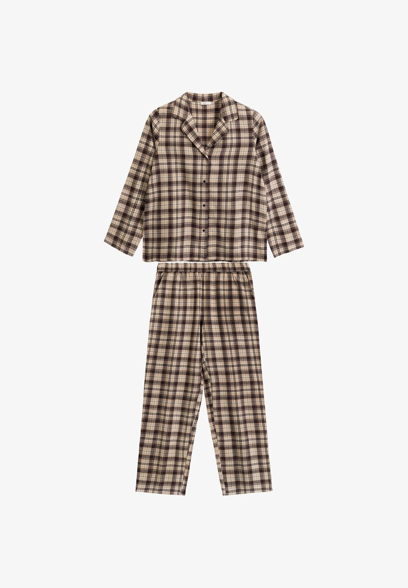 Kostium piżamowy w kratę w odcieniach brązu, beżu i kremu. Koszula z długim rękawem z kołnierzykiem z wycięciem i guzikami, sparowana z spodniami z elastycznym pasem.