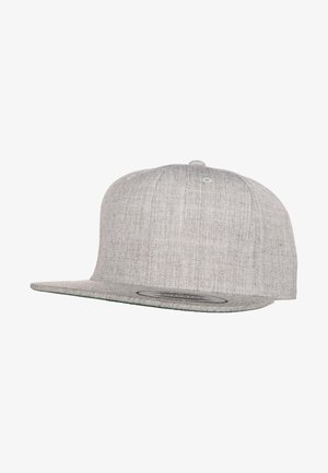 Siva snapback kapa napravljena od tkanine s teksturiranim završetkom, s ravnim vizirjem i okruglim logotipom na donjoj strani.
