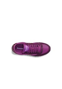 Scarpa sportiva viola con tomaia testurizzata, accenti a contrasto e design con lacci; presenta una soletta ammortizzata e dettagli del logo.