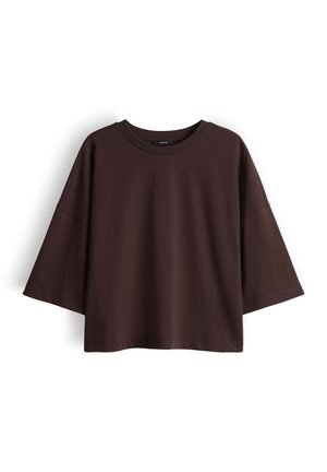 T-shirt marrone scuro a maniche corte, vestibilità ampia, con scollo rotondo e spalle scese, su sfondo bianco.