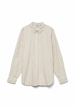 Lys beige knap-up skjorte med tynde røde lodrette striber, der har en krave og lange, lidt oversized ærmer. Blød tekstur.