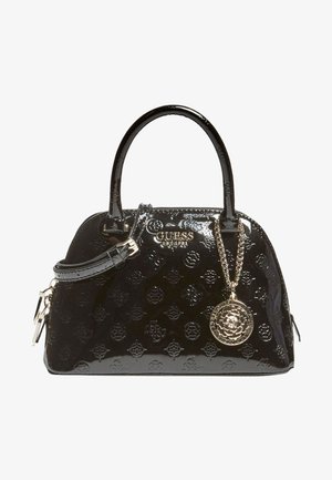 Sac à main Guess en cuir verni noir avec motif embossé, double poignée, fermeture éclair, et une chaîne décorative dorée avec médaillon.