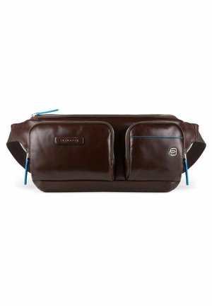 Borsa a tracolla in pelle marrone con due tasche frontali con zip, dettagli in zip blu e una tracolla resistente. Texture liscia e design elegante.