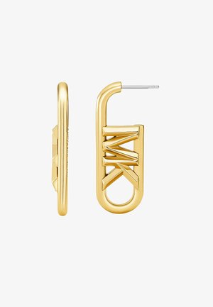 Boucles d'oreilles en ton or en forme d'épingle de sûreté, présentant un design "MK" en relief avec des surfaces lisses et un tige fine pour un maintien sécurisé.