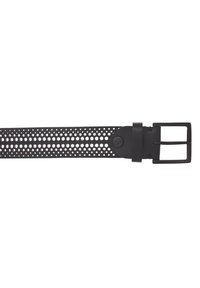Ceinture en cuir perforé noire avec une boucle en métal rectangulaire, présentant des découpes circulaires le long de la sangle pour une meilleure ventilation et flexibilité.