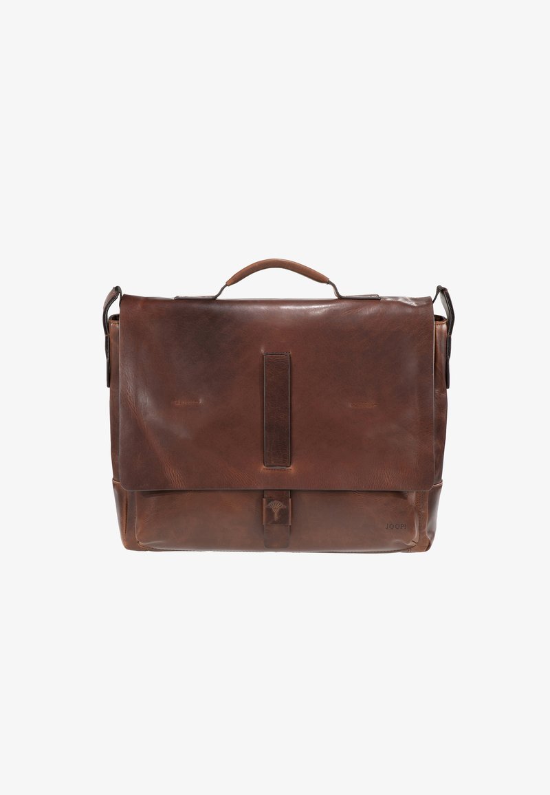 Brązowa skórzana torba na ramię z klapką, górnym uchwytem, regulowanym paskiem i przednią kieszenią. Charakteryzuje się gładką teksturą i wytłoczonym logo.