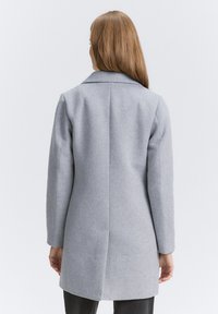 Grijze wollen blazer in een gestructureerd design, met inspringende kraag, lange mouwen en zijzakken, met een gestroomlijnde silhouette.