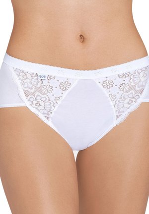 Witte katoenen hooggeplande onderbroek met florale kantaccenten aan de zijkanten en een golvende elastische tailleband. Over het algemeen een gladde textuur.
