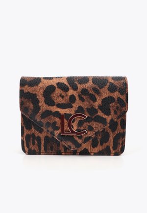 Portafoglio in stampa leopardata realizzato in materiale testurizzato marrone e nero, dotato di un logo metallico "LC" sul davanti e una chiusura a pattina.