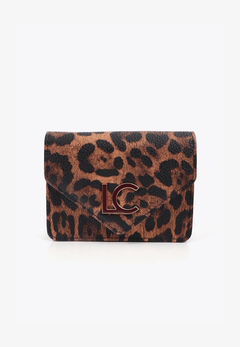 Leopardprint portemonnee van gestructureerd bruin en zwart materiaal, met een metallic "LC" logo op de voorkant en een klepsluiting ontwerp.