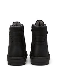 Schwarze Leder-Stiefeletten mit strukturierter Oberfläche, gepolstertem Schaft, seitlichen Reißverschlüssen und Gummisohlen, versehen mit einem dezenten Logo-Detail.