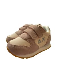 Sneakers rosa in velcro con tomaia in suede e tessuto, decorate con simboli grigi ricamati. Suola in gomma leggera con grip testurizzato.