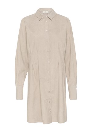 Robe chemise beige en matière douce avec un col, une fermeture à boutons sur le devant, des manches longues et des plis subtils, présentant une texture lisse.
