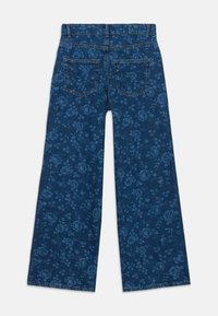 Vidjebyxor i mörkblå denim med blommönster. Utrustade med två bakfickor och en standard midja med bältesöljer.
