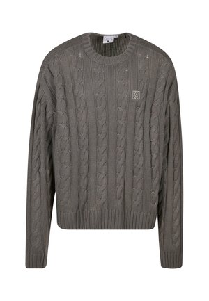 Pilkas kabeliu megztas ilgomis rankovėmis megztinis su apvalia kaklo iškirpte ir maža siuvinėta LOGO ant kairiojo krūtinės.