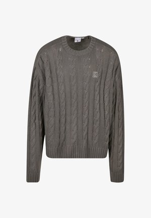 Grau gestrickter Pullover mit langen Ärmeln, rundem Halsausschnitt und kleinem gesticktem Logo auf der linken Brust.