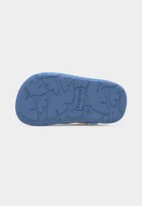 Μπλε καουτσούκ σόλα παιδικού παπουτσιού με υφασμένα μοτίβα φύλλων, μάρκα "bisgaard" και μέγεθος νούμερο 21 ορατό στη βάση.